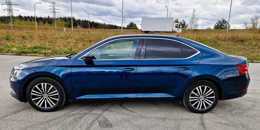 Skoda Superb cena 79900 przebieg: 106000, rok produkcji 2018 z Kielce małe 79